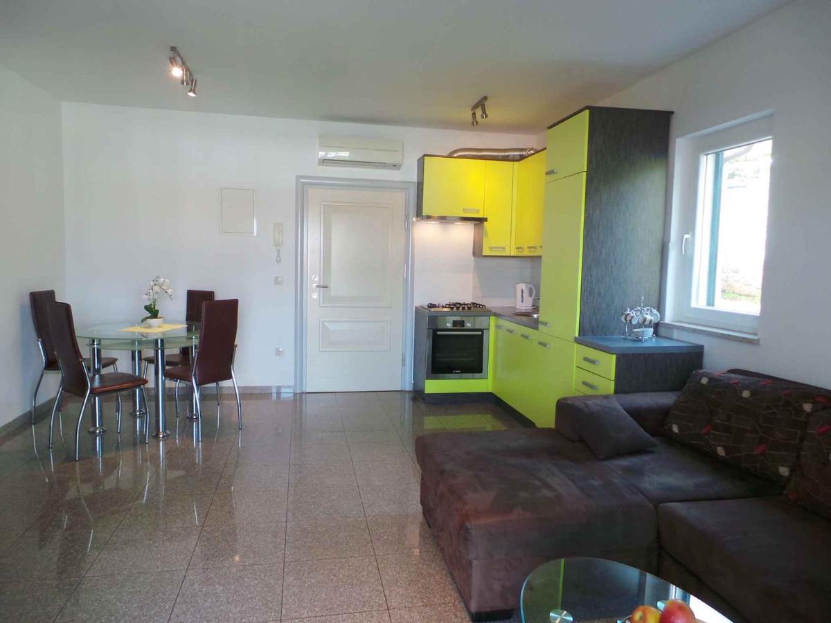 Holiday Home In Malinska/Insel Krk 13031 Buitenkant foto